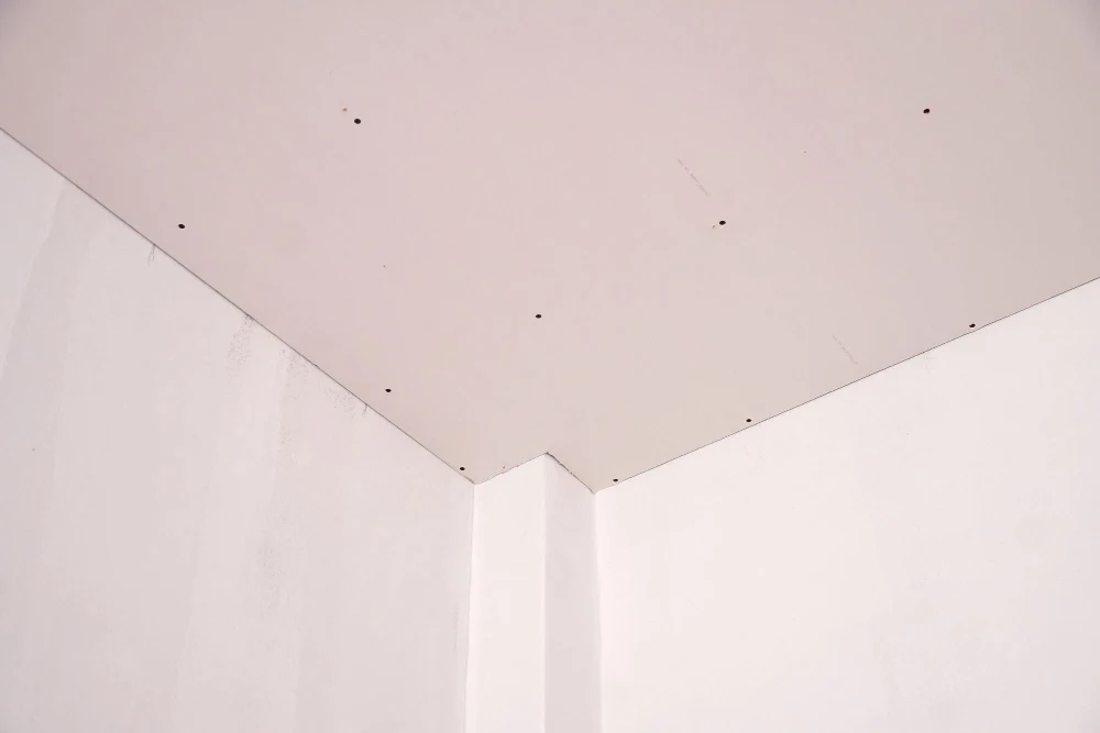 Nyt loft monteret i stue med glat overflade