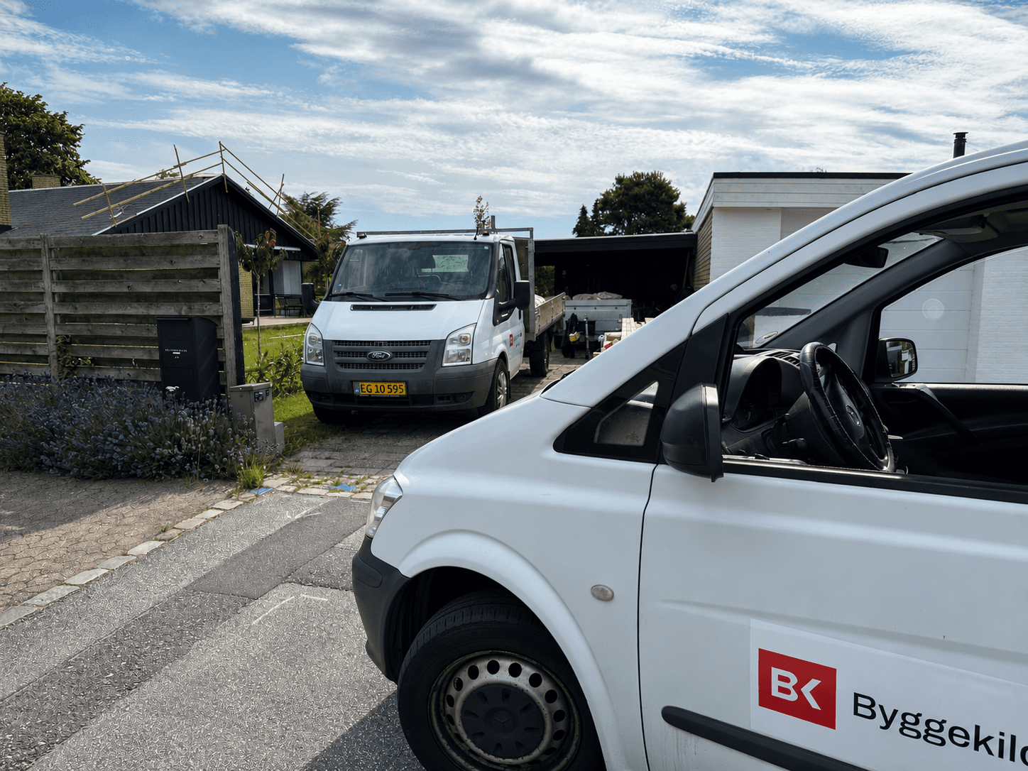 Asbest vogne holder ude foran bolig for at arbejde med forbud asbest i bolien