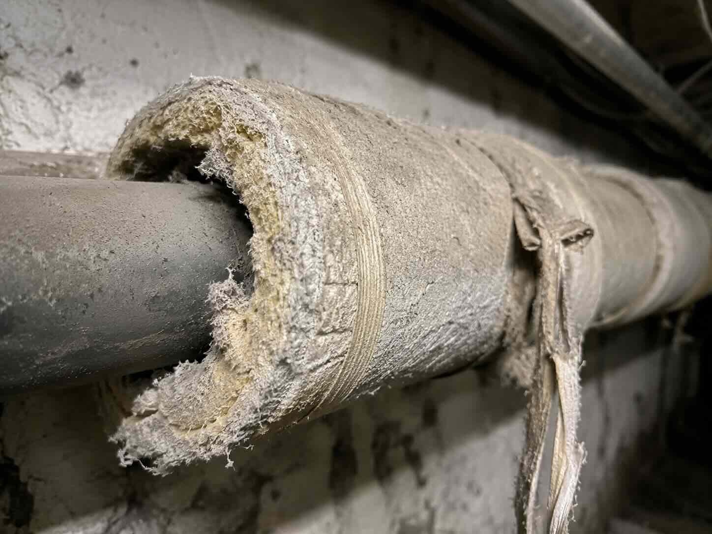 Gammel rørisolering med asbest i kælder i ældre dansk bolig